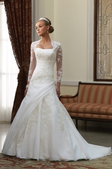 Beautiful Long sleeve Lace Wedding gown