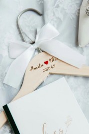 Personalized bridal hanger with engraved letters