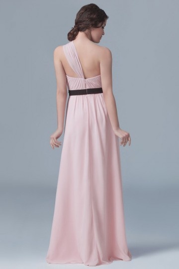 Robe de gala rose poudre asymétrique drapée taille ceinturée noire