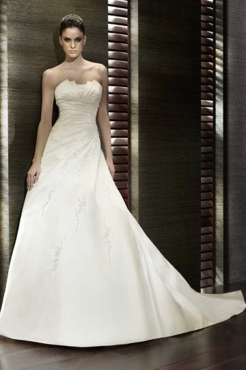 A line Strapless Applique Chapel Train Satin Wedding Dress