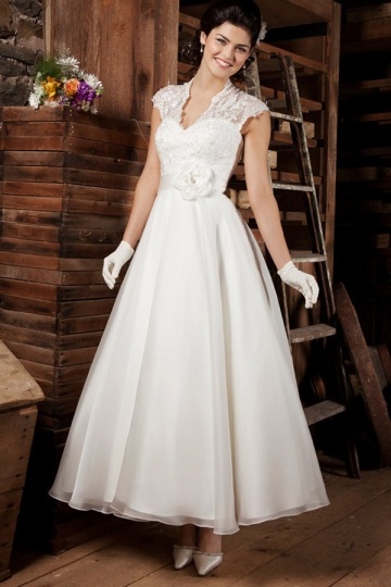 Robe de mariée simple dans l'accord avec la décoration de la salle style vintage