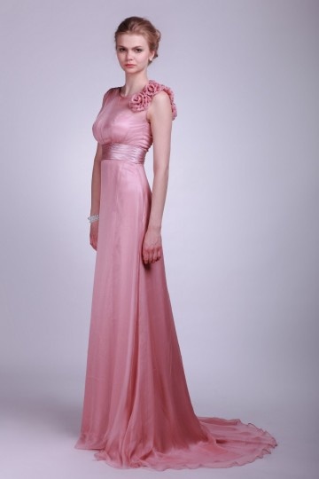 Une robe rose longue pour un mariage fleuri.