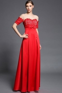 Robe longue rouge empire à manche courte en dentelle guipure