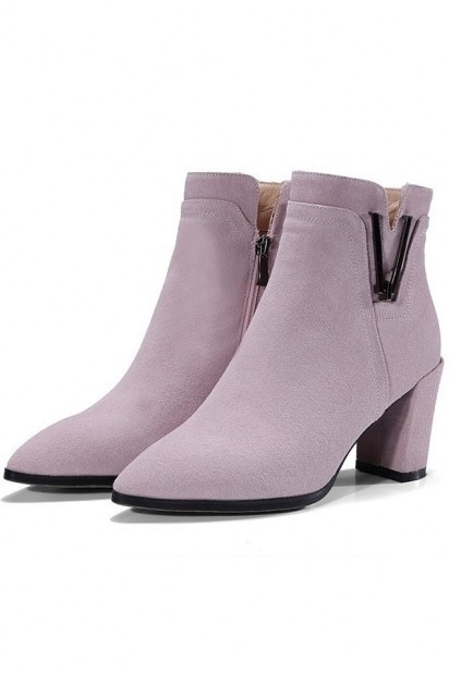 Bottine femme violette pale talon épais ornée de métal en V