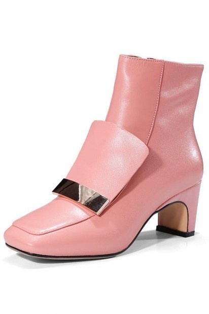 Low boots femme formelle rose à bout carré et talon unique ornés de métal