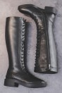 Bottes martin hautes au genou noires à lacet talon plat