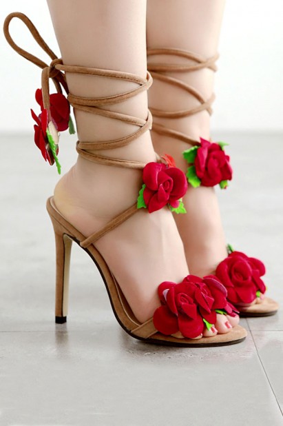 Sandale à lacet talon haut ornée de fleurs rouges