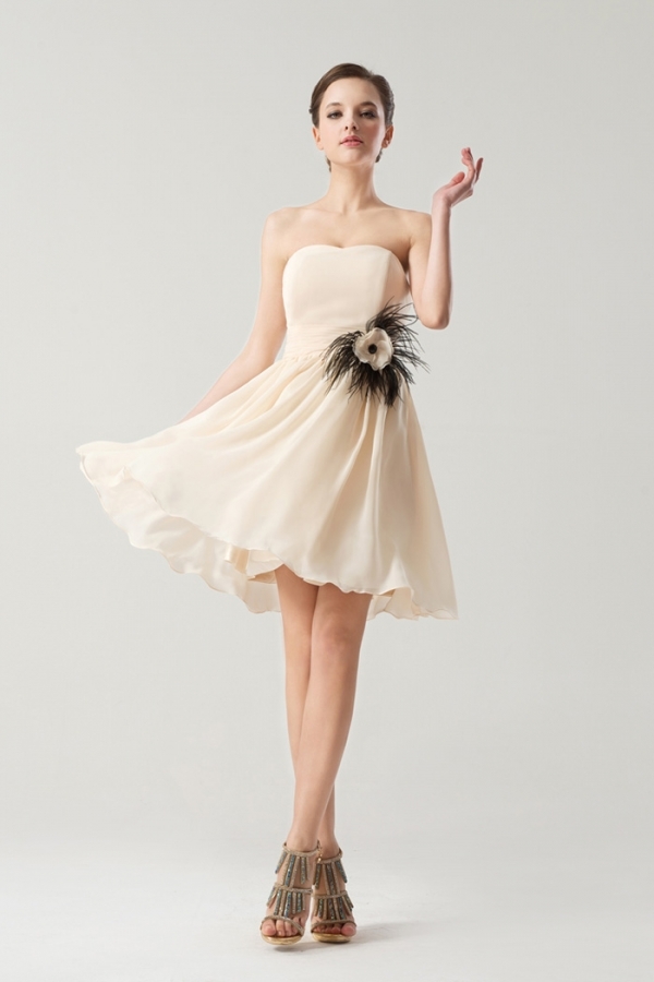 Petite robe bustier simple ornée de fleur pour mariage d'été