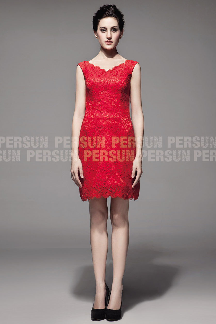 robe rouge décolleté V classique en dentelle pour mariage