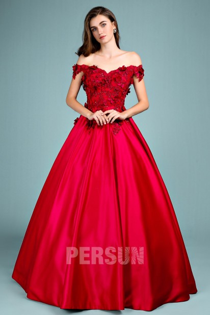 robe de soirée rouge princesse épaule dénudé haut ornée de fleurs