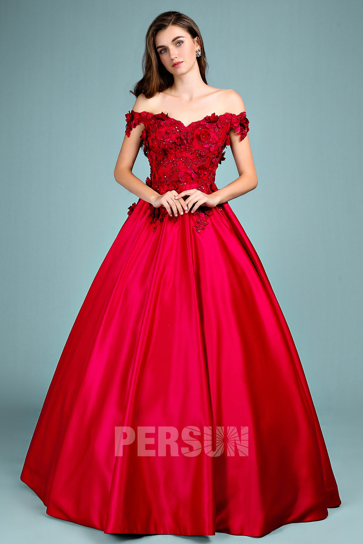 robe de mariée en satin rouge col bardot embelli de fleurs 3D