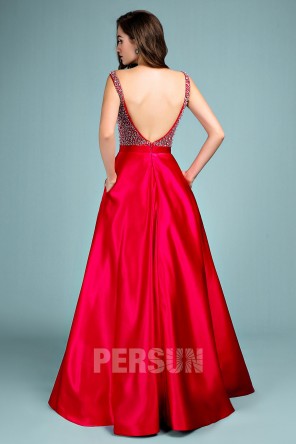 Robe de soirée rouge princesse col V embelli de strass dos nu