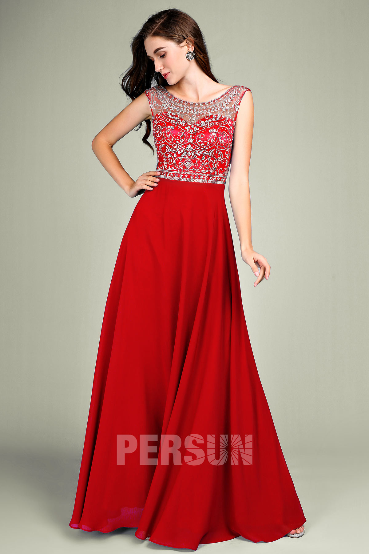 élégante robe de bal rouge col illusion embelli de strass scintillant 