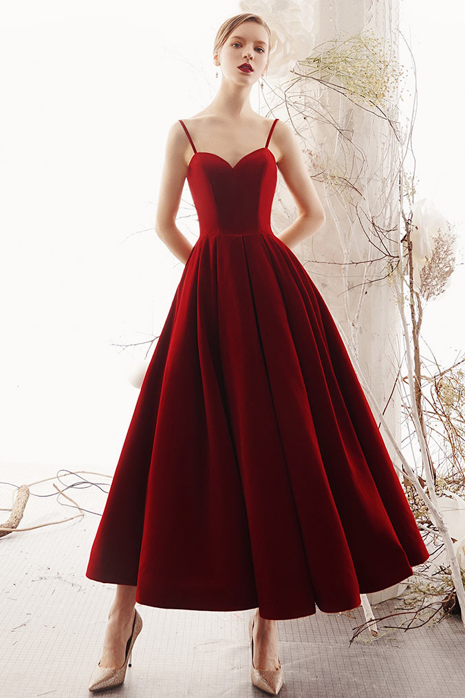 robe de soirée en velours rouge longue simple à bretelle fine 