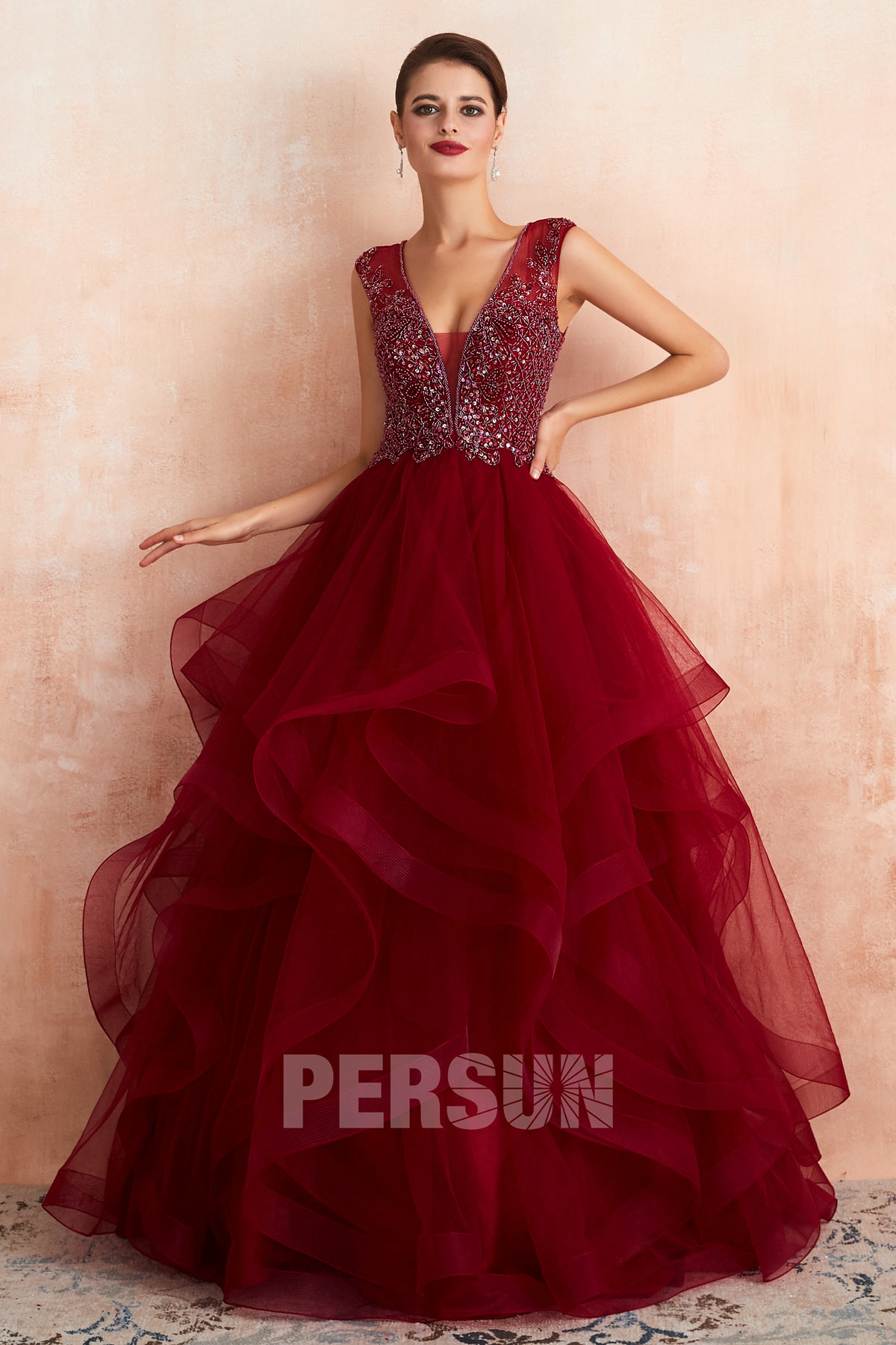 robe de mariée romantique rouge col v plongeant embelli de strass et jupe à volant