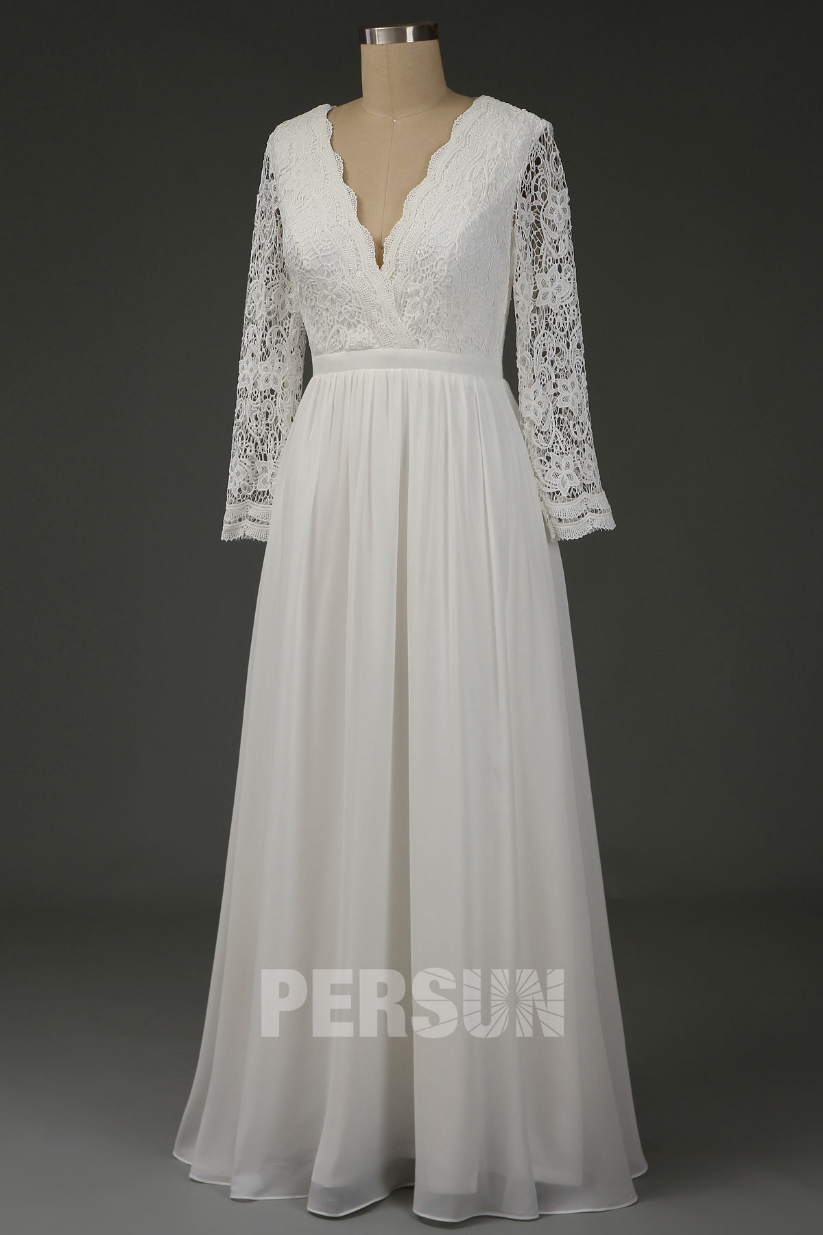 robe de mariée simple col v haut en dentelle avec manche longue