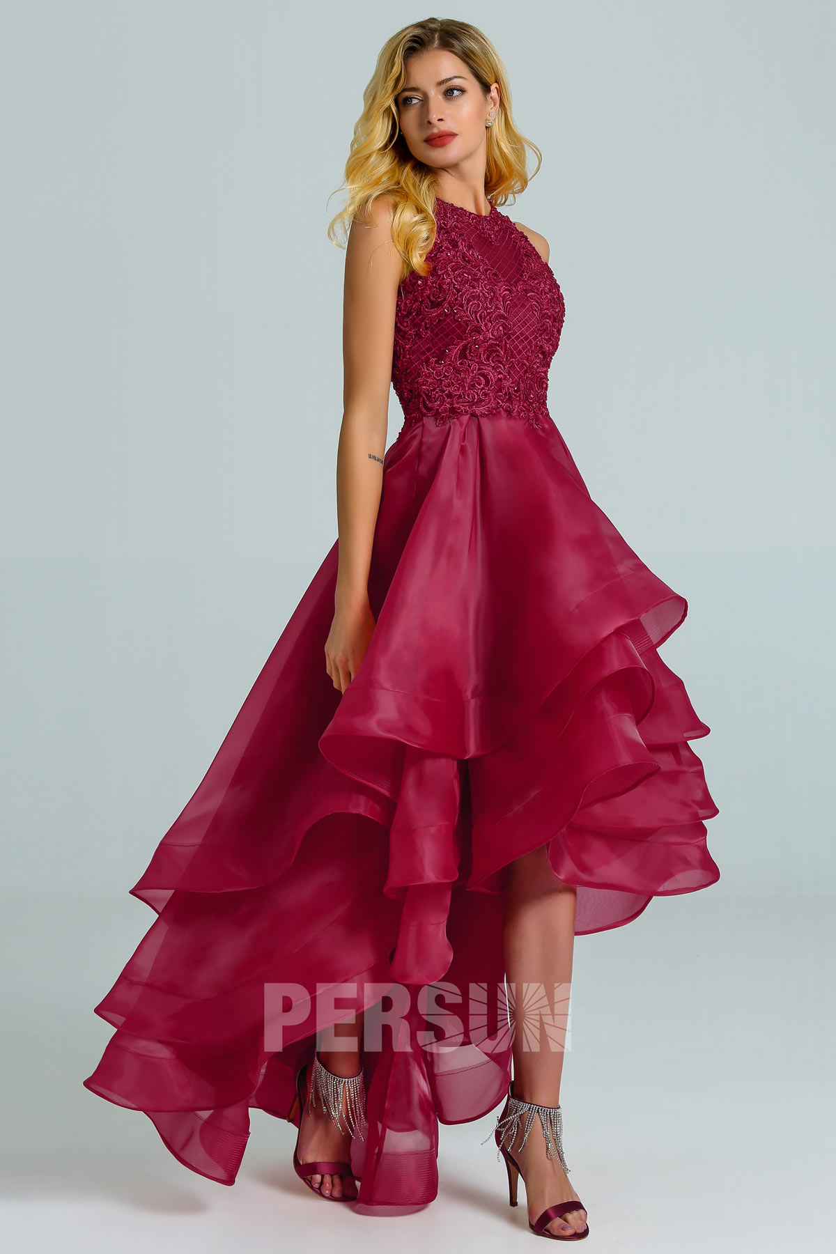 robe de mariée courte devant longue derrière rouge haut en dentelle florale jupe froufrou