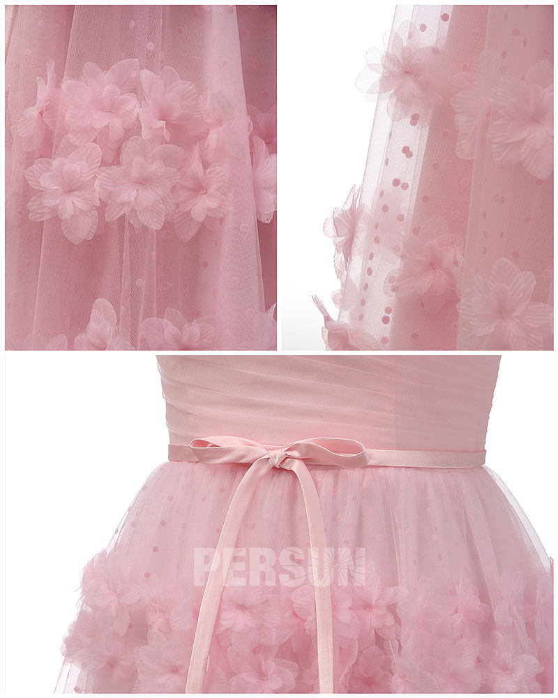 détails fleurs de robe courte rose épaules dénudées