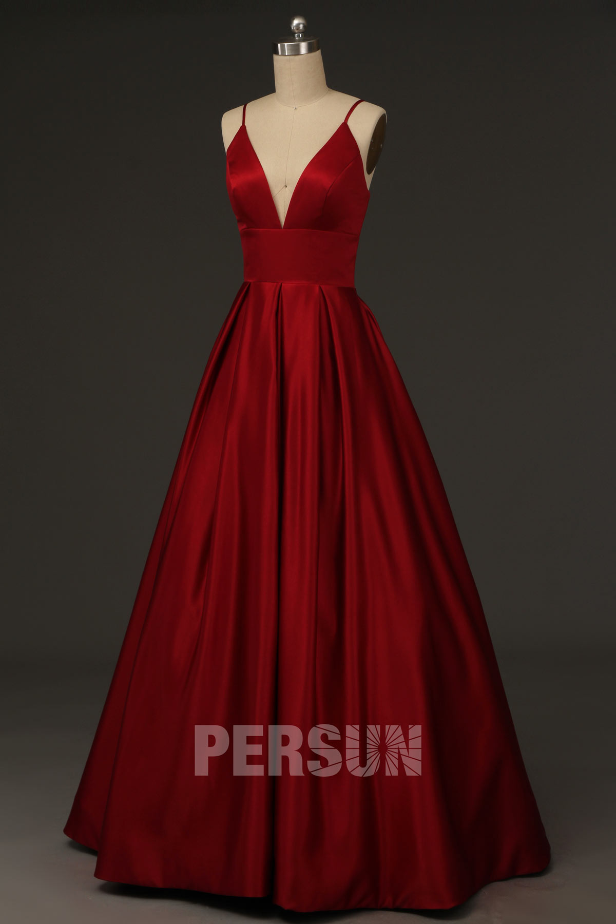 robe de mariée simple rouge col v plongeant à bretelle fine