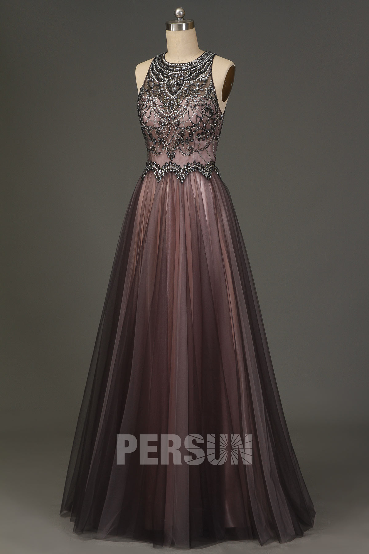 robe de soirée longue grise rose col illusion embelli de bijoux exquis