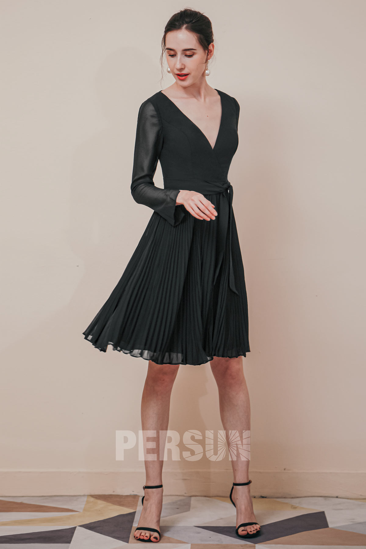 petite-robe-noire-jupe-plisse-decollete-v-manche-longue.jpg?profile=RESIZE_584x