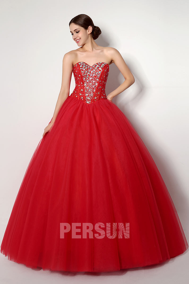 robe de bal princesse rouge bustier coeur embelli de bijoux exquis