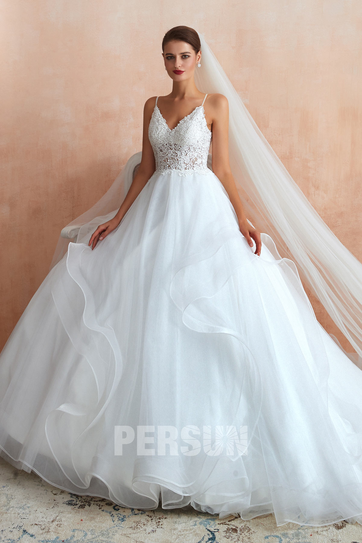 robe de mariée princesse haut en dentelle transparent à bretelle fine et jupe à volant