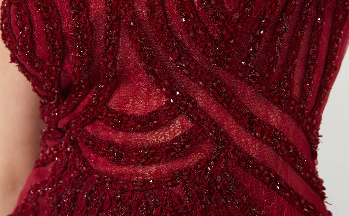 détail dentelle rouge bordeaux incrustée de cristaux