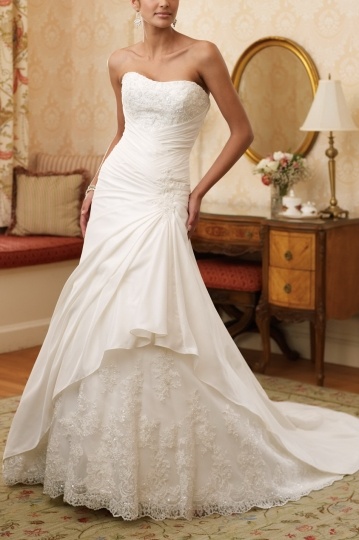 Robe de mariée décolletée en coeur à A-ligne à traîne Royale en satin en dentelle