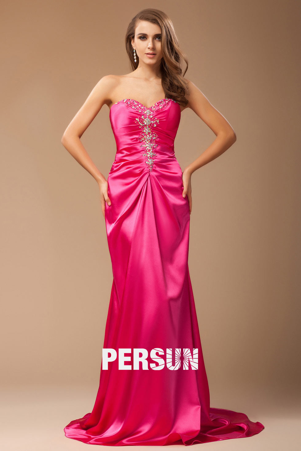 Robe rose fuchsia décolletée coeur ornée de bijoux à dos nu en satin 