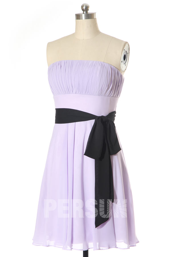 chic robe de soirée courte lilas bustier drapé avec ceinture ornée de noeud papillon noire