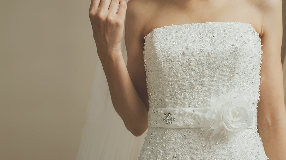 robe de mariée bustier droit en dentelle ornée de perles avec ceinture florale