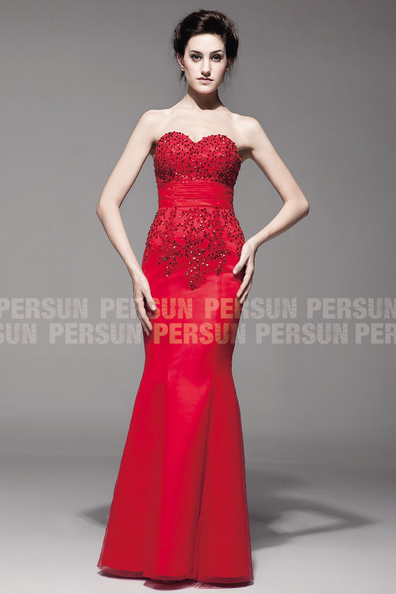 Elégante robe rouge avec bustier cœur stras style sirène