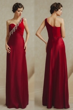 Rouge robe fluide encolure asymétrique ornée de pendants
