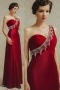 Rouge robe fluide encolure asymétrique ornée de pendants