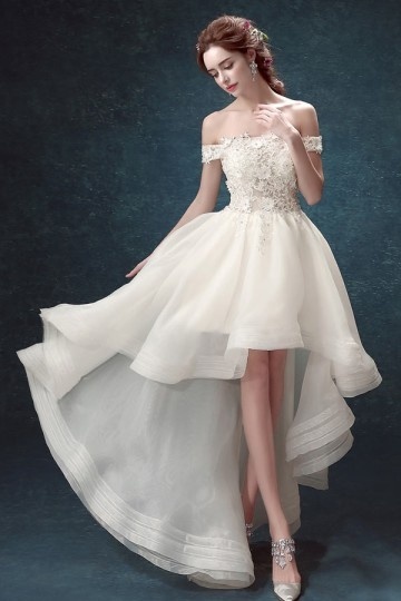 robe de mariée courte devant longue derrière fantastique épaule dégagée bustier appliqué floral 