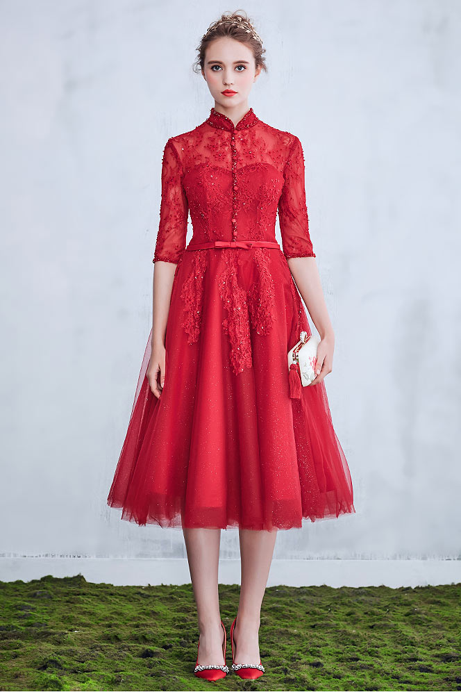 robe de mariée rouge mi-longue col haut en dentelle appliquée avec manches midi