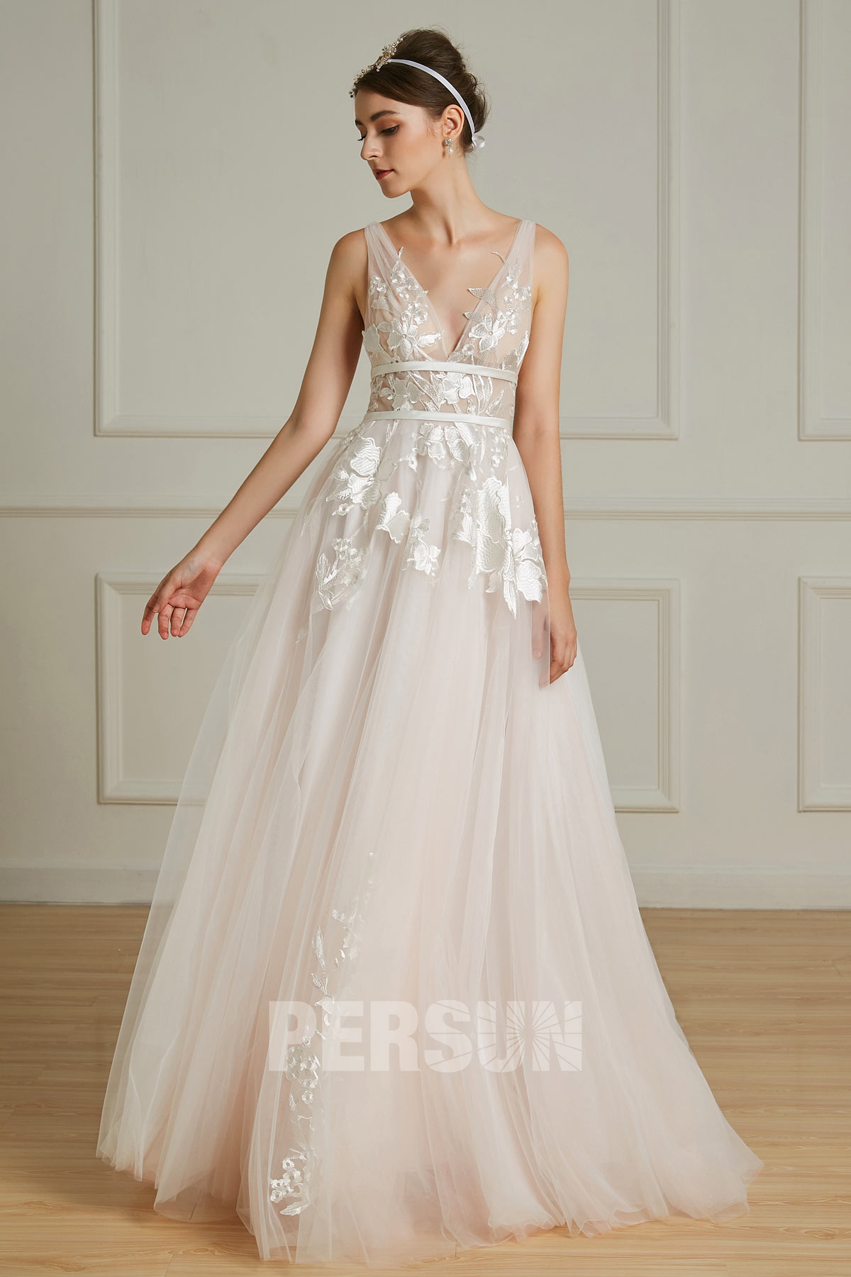 robe de mariée rose pâle empire col v brodé de fleurs avec jeu de transparence