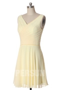 Petite robe blanche col V embellie de sequins & drapé