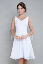 Petite robe blanche col V embellie de sequins & drapé