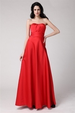 Simple robe rouge en satin à grand nœud au derrière
