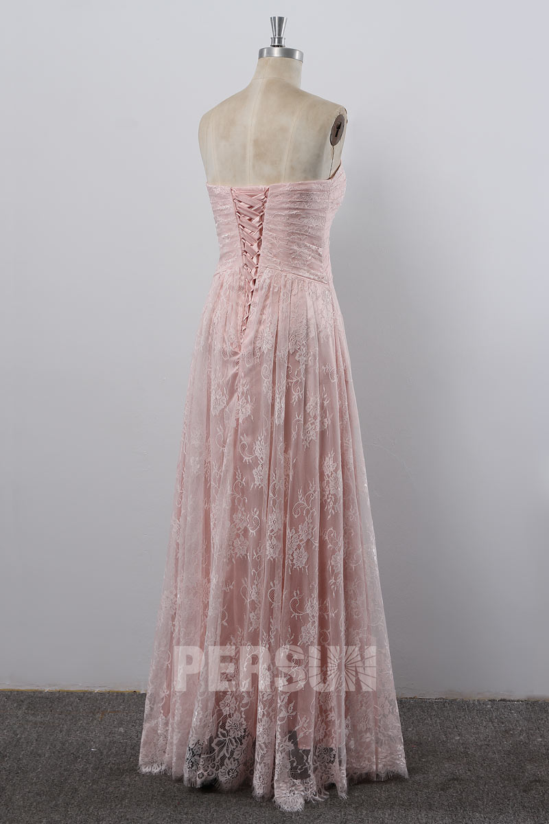 Longue robe rose poudré pour gala bustier coeur en dentelle