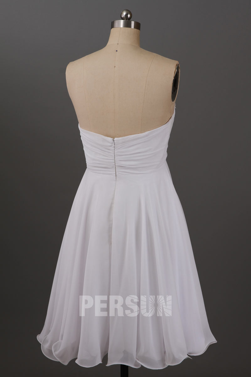 Simple robe courte grise pour cocktail bustier cœur orné de navettes cristaux