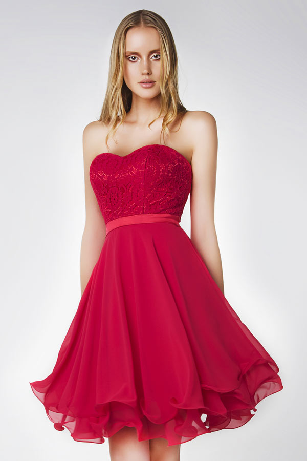 robe rouge de soirée sans bretelles taille cintrée 