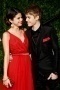 Robe longue rouge Selena Gomez à col V