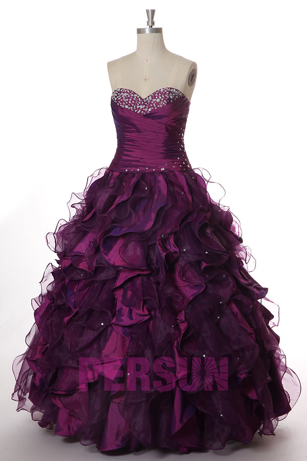 robe de bal princesse prune bustier coeur embelli de strass jupe froufrou à volant