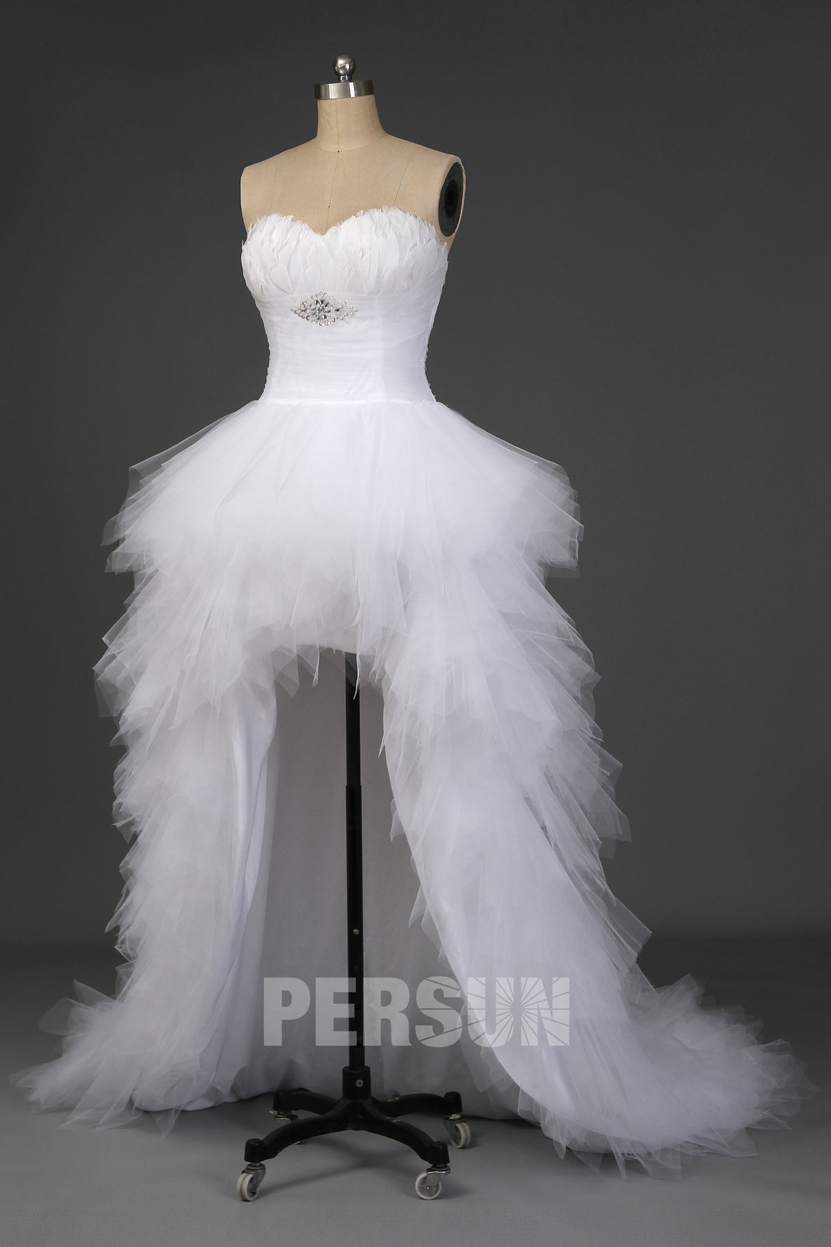 robe de mariée courte devant longue derrière bustier coeur embelli de plumes 