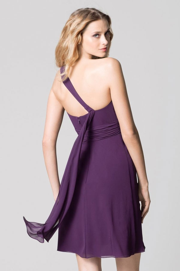 Chic robe courte violet encolure asymétrique pour cocktail mariage