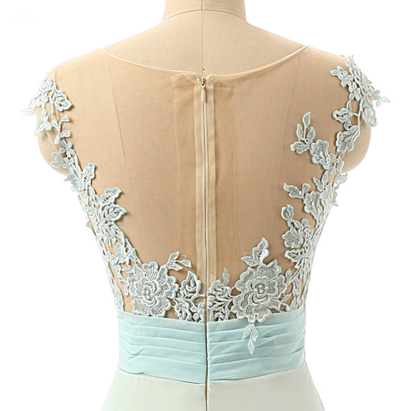 Robe de gala élégante dos transparent embelli de dentelle guipure
