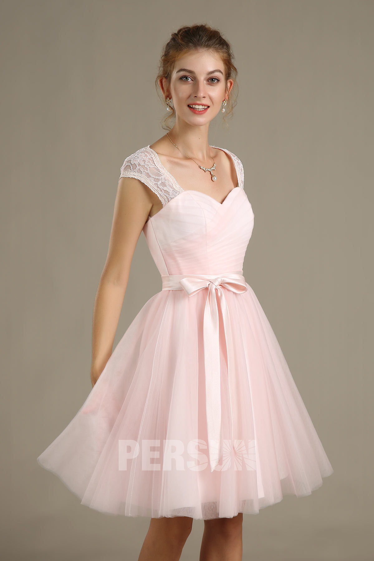 robe courte rose pastel décolleté Queen Anne dentelle pour mariage